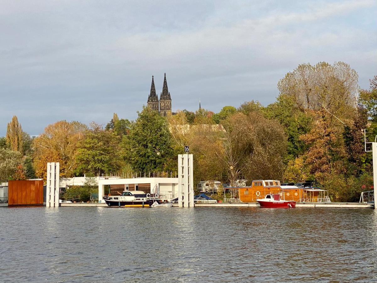 Отель Houseboat Ginger Прага Экстерьер фото